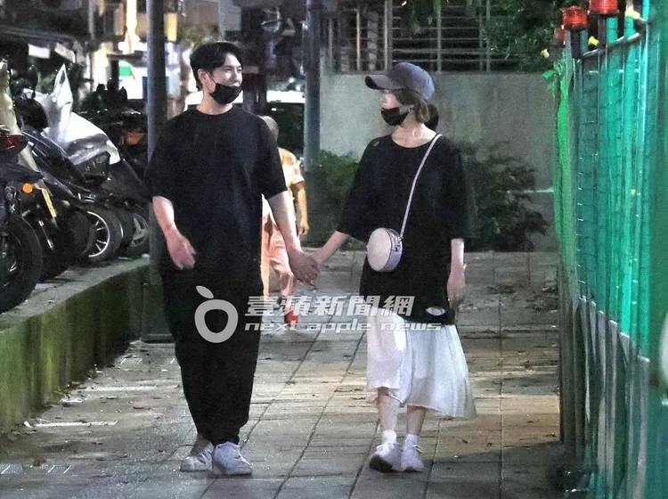 小倆口走在公園裡，手拉著手不時相望，十分甜蜜。特勤中心攝