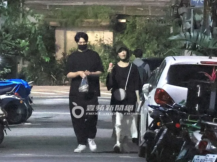 185男提著豆花，蔡淑臻手上拿著冰棒，一起走回朋友設計工作室加班。特勤中心攝