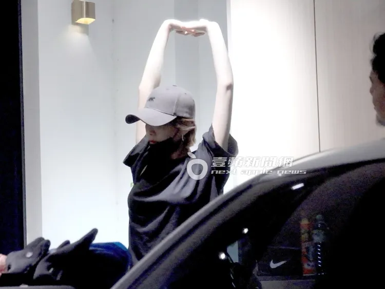 蔡淑臻不時伸展身體拉拉筋。特勤中心攝