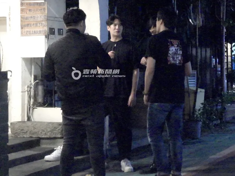 用餐期間，185男與一群朋友們到外面抽電子菸小聊一下。特勤中心攝