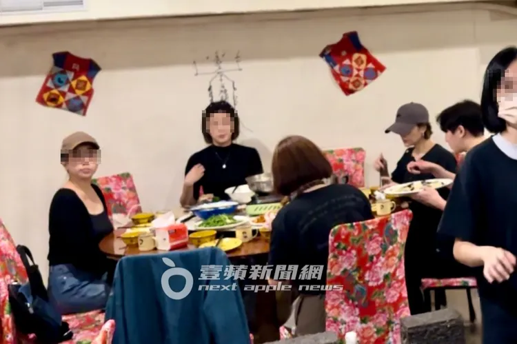 185男友幫忙整理菜盤。特勤中心攝