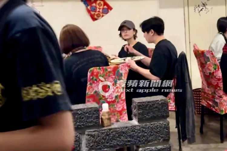 蔡淑臻與男友到餐廳，與朋友們聚會。特勤中心攝