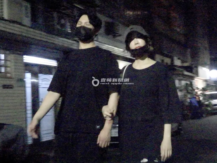 兩人走著走著手就勾在一起，畫面充滿粉紅泡泡。特勤中心攝