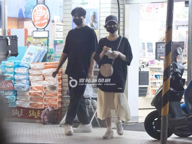 蔡淑臻從超商買了一支冰棒出來當甜點，185男緊跟在身旁。特勤中心攝