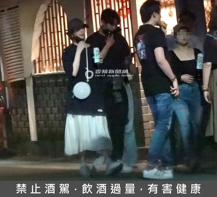 結束用餐，蔡淑臻手上拿著一瓶啤酒，與男友走在一起。特勤中心攝