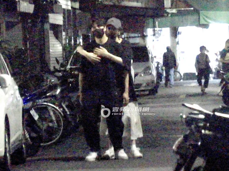 蔡淑臻與185男走在巷弄，突然男方要背蔡淑臻，兩人黏在一起。特勤中心攝