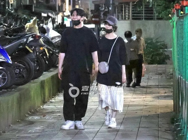 兩人邊走邊聊看上一旁豆花店，準備一起去一探究竟。特勤中心攝