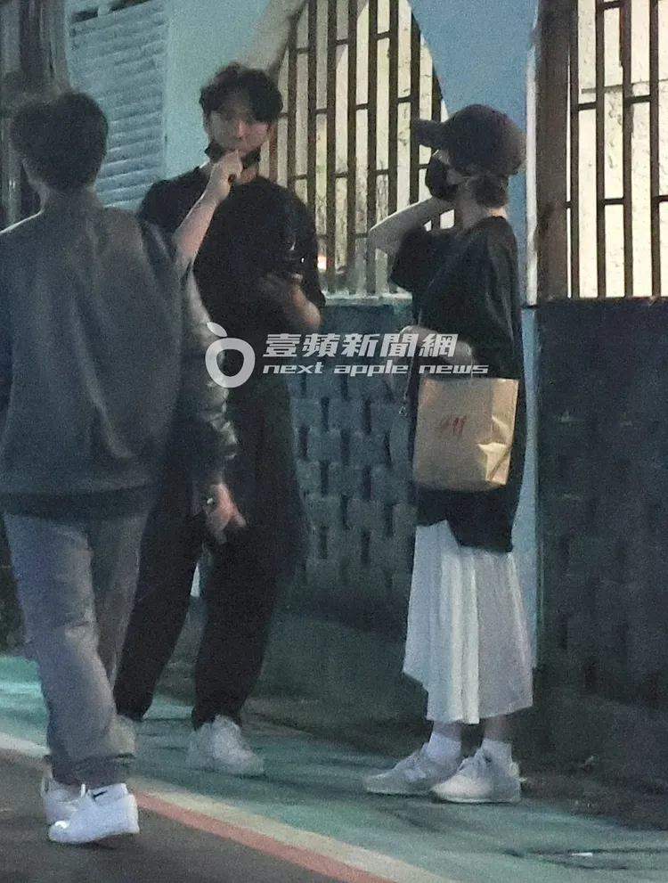 等待入座時，185男友與蔡淑臻邊等邊抽電子菸。特勤中心攝