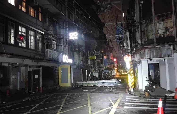 新莊中正路的鐵皮屋頂險被吹落，相關單位直到凌晨才排除狀況。警方提供