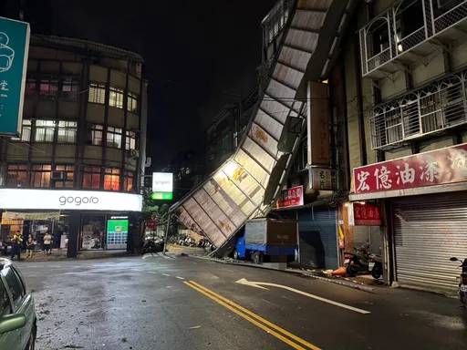 康芮強風襲捲北台灣 鐵皮屋頂砸車...新莊90件災害轄區警忙翻