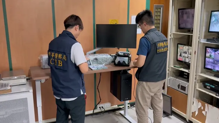 警方清點搜索時查獲的現金，共有1500萬元。民眾提供