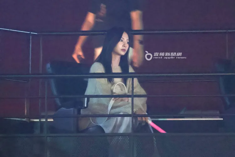 周子瑜拿著螢光棒坐在2樓觀眾席看演唱會。特勤中心攝