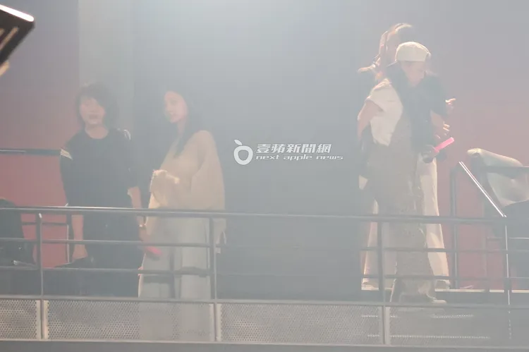 周子瑜（左二）和媽媽抵達演唱會現場找位子坐。特勤中心攝