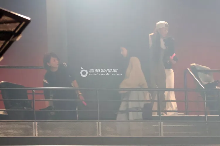 周子瑜（右）和媽媽悄悄現身好友莊錠欣（Elkie）演唱會。特勤中心攝