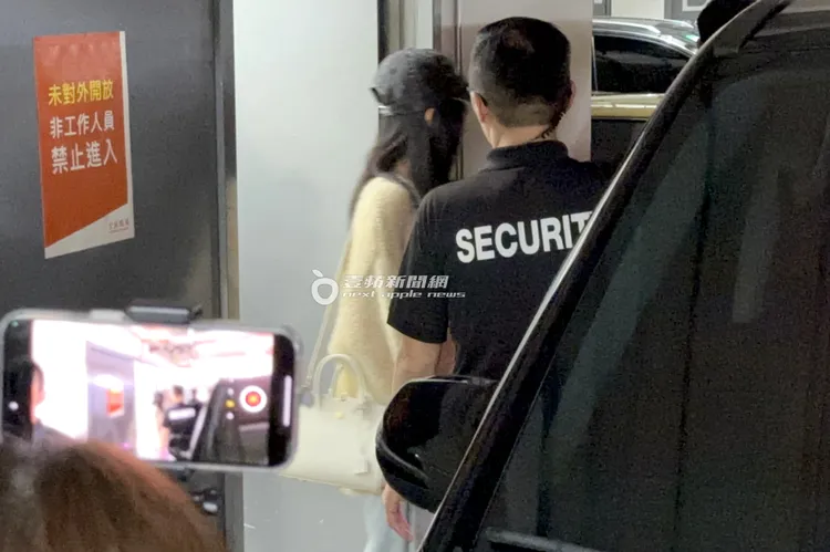 周子瑜聽完演唱會隨即戴起帽子，火速上保母車。特勤中心攝