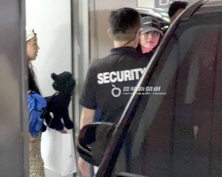 周子瑜上車前仍不忘秒看粉絲一眼。特勤中心攝
