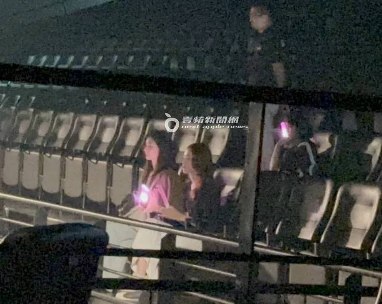 周子瑜（左）手持螢光棒揮舞，身體隨音樂擺動，跟友人及媽媽聽莊錠欣演唱會，身後還有保鑣盯場。讀者提供