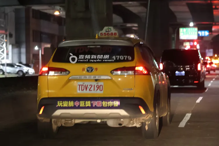 有粉絲路邊攔計程車追周子瑜的保母車。特勤中心攝