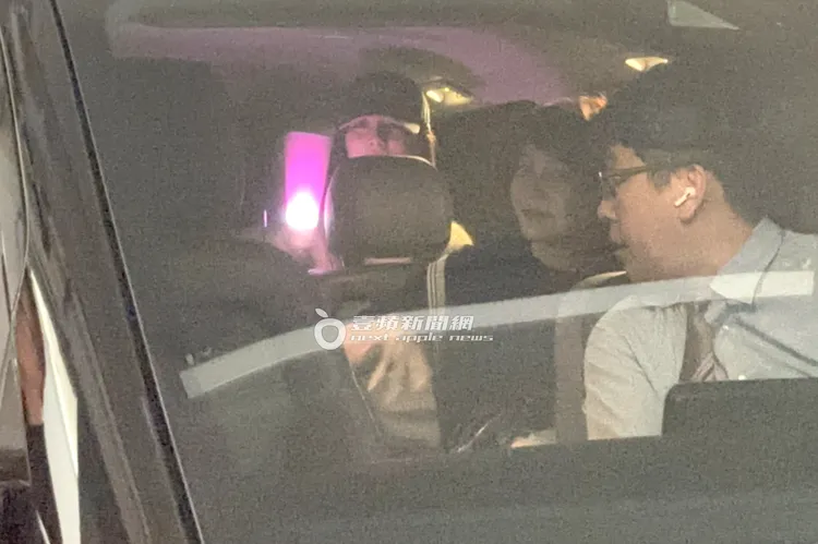 周子瑜在保母車內向外頭粉絲們揮螢光棒打招呼。特勤中心攝