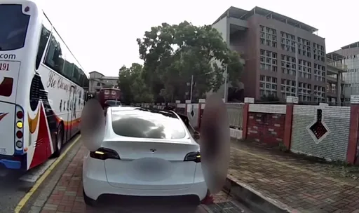 台中婦開特斯拉接小孩!校門前遭鐵鎚砸車 3嫌稱收錢辦事但疑「認錯車」