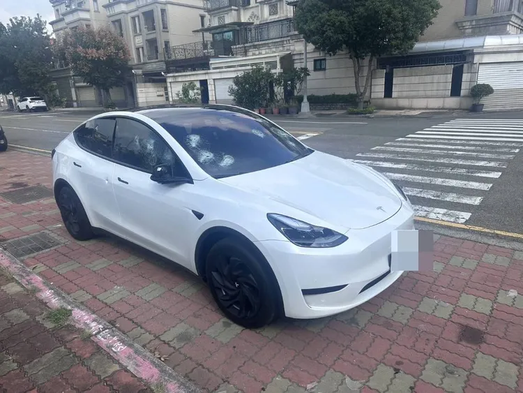 被害人將車子停在校門口準備接小孩，遭2名男子持鐵鎚砸車。民眾提供