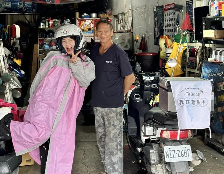 李多慧與機車行老闆合影。翻攝自李多慧臉書