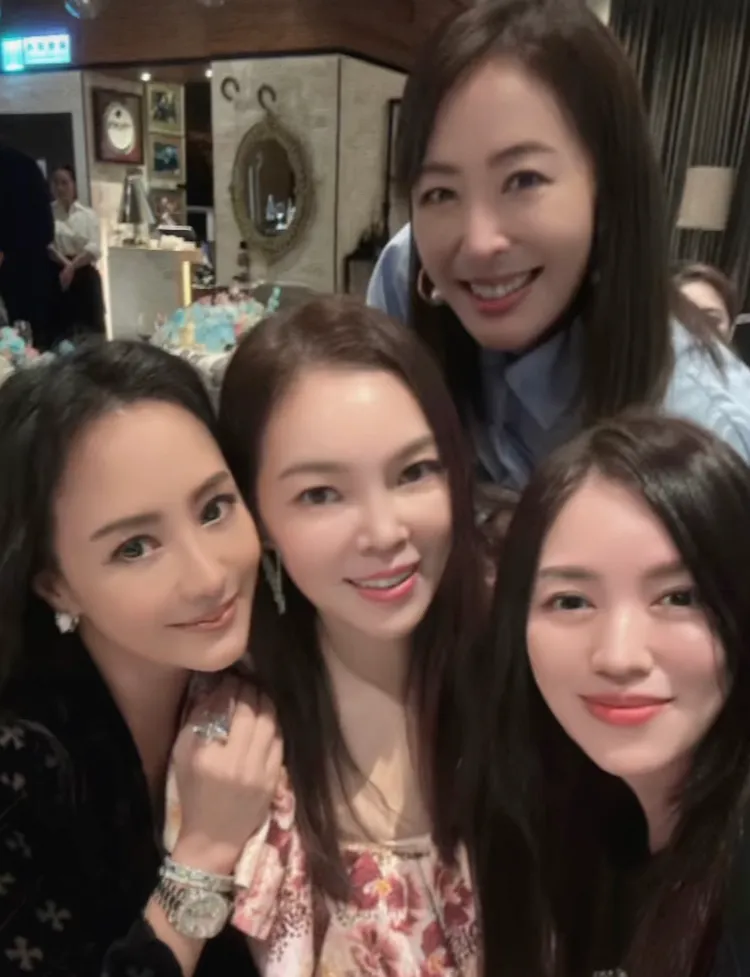 壽星曾馨瑩（中）與關穎、賈永婕、林牧潔合影。翻攝關穎IG