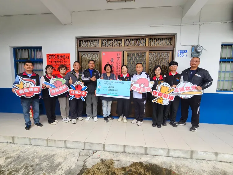 縣長徐榛蔚前往黃恩賜家貼紅榜恭賀。民眾提供