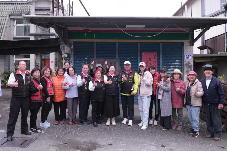 縣長徐榛蔚前往張奕家貼紅榜恭賀。花蓮縣政府提供