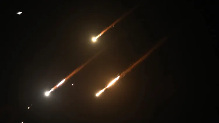 伊朗在10/1對以色列發射近200發導彈。翻攝自《紐約郵報》