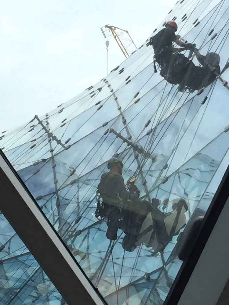 德國「蜘蛛人」施工時的安裝畫面。投訴者提供