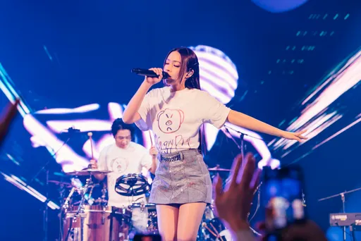 告五人東京首開唱 日劇男神獻花意外曝光交情