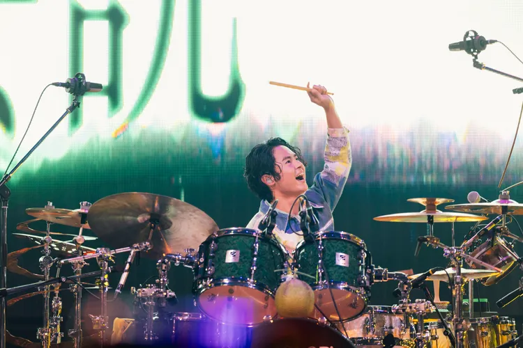 哲謙在東京狂掃打擊樂器，收穫滿滿。圖／相信音樂提供