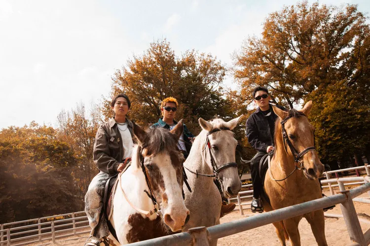 玖壹壹帥氣騎馬，洋蔥瘦身有成帥成白馬王子。圖／混血兒娛樂提供