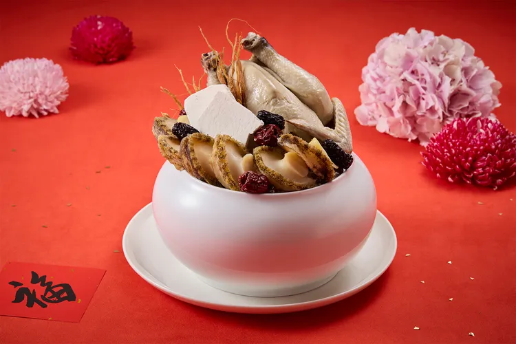 誠品行旅聚聚樓推出飽含海陸珍味的「人蔘鮑魚雞湯盅」犒賞饕客，為團圓夜增添歡喜寓意。業者提供