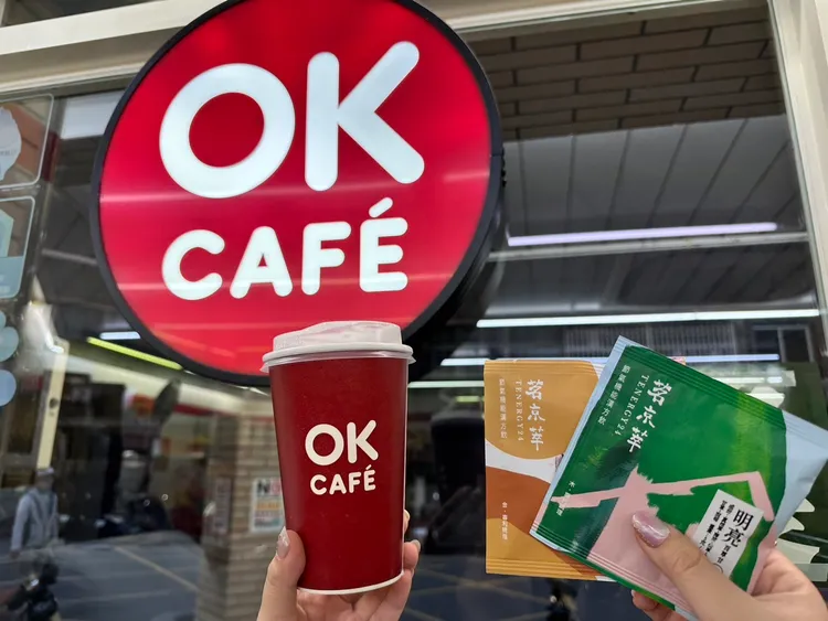 今（15 日）OKCAFE推出大杯莊園美式、拿鐵及極淬莊園美式、拿鐵，限時一日享買二送一優惠。OKmart提供
