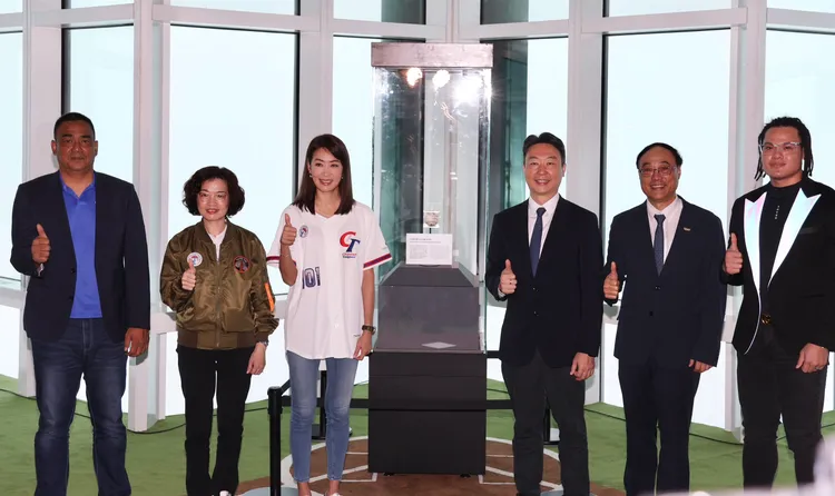 大谷翔平價值1.4億元的「50/50紀念球」在台北101觀景台展出。莊宗達攝