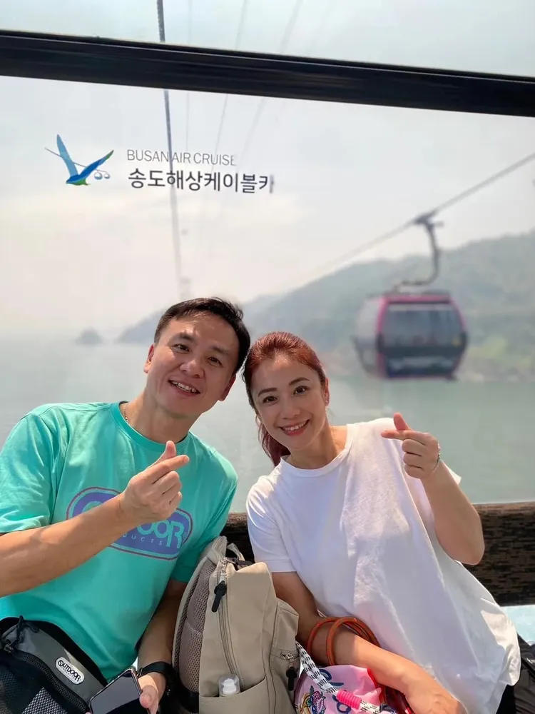 柯以柔（右）日前宣傳男友的粉絲頁，當中有2人遊釜山的甜蜜合照。翻攝Jo先生的下班日常臉書