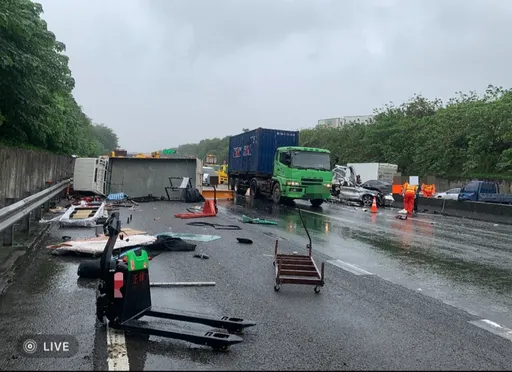 國2重大車禍!聯結車鋼條掉落對向車道 2車被砸中釀2傷