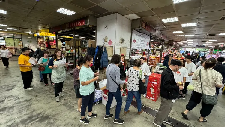 韓國蘋果輸出協議會特別來台辦理「韓國蘋果台北、高雄台韓交流會」，每場都吸引眾多早市蔬果商及晨運民眾參與。主辧單位提供