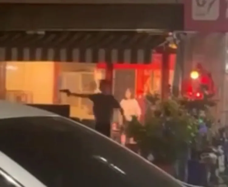 屋內人掏槍逼退「棒球隊」。取自黑色豪門企業