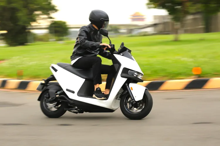 Gogoro Pulse 達 12.07 匹馬力的強勁性能，以及 0-50 KM/H 直線加速 3.05 秒的表現，讓人喚醒了內心深處那份久違的悸動。林浩昇攝