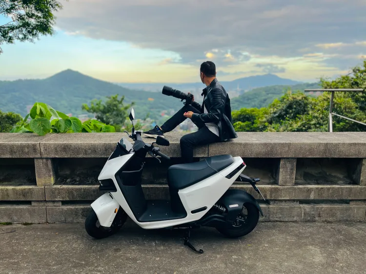 從攝影美學的角度來看，Gogoro Pulse 不僅是一台交通工具，更像是城市中的一件藝術品，完美融合了功能性與美感。陳志淵攝