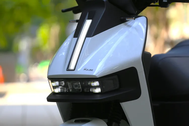 Gogoro Pulse 不僅應用了剛柔並濟的線條，更採獨家研發的二輪數位矩陣式頭燈，具有 13 顆 LED 照明單元與主動彎道輔助燈，最大發光強度達到 14,700 燭光，並且提供主動彎道輔助燈。林浩昇攝