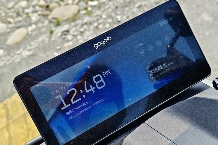 Gogoro Pulse 也提供續航、都會、泥地、長途或自訂等多種騎乘模式，其中泥地模式能在抓地力較弱的路面上減少打滑的風險，讓騎士能全天候擁有安心行車體驗。林浩昇攝