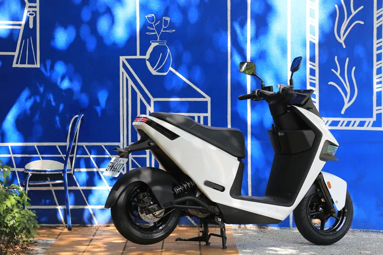 Gogoro Pulse 輕盈而穩定的操控性可以靈活穿梭於巷弄之間，讓喜愛捕捉畫面的資深影像工作者，能更輕易找到不易察覺的小角落和獨特的視角。林浩昇攝