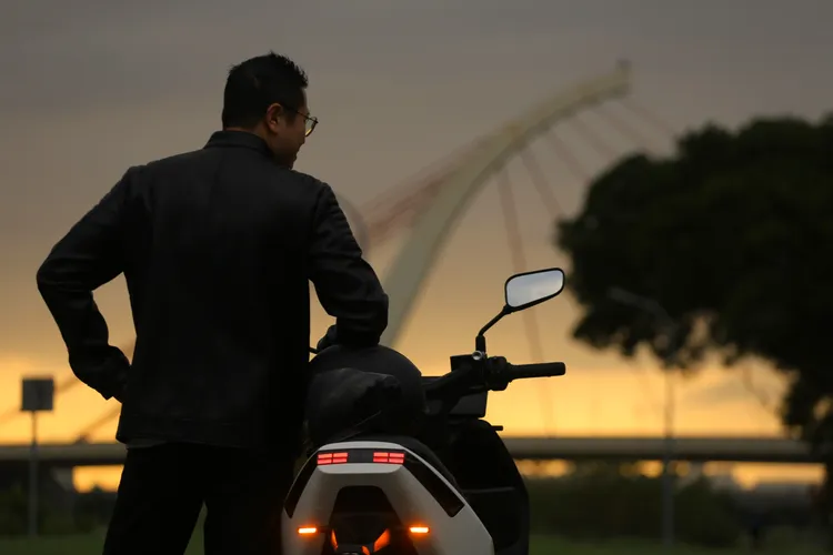 Gogoro Pulse 讓影像工作者陳志淵，找回了年輕時騎車的樂趣，並且兼顧健康的生活方式。林浩昇攝