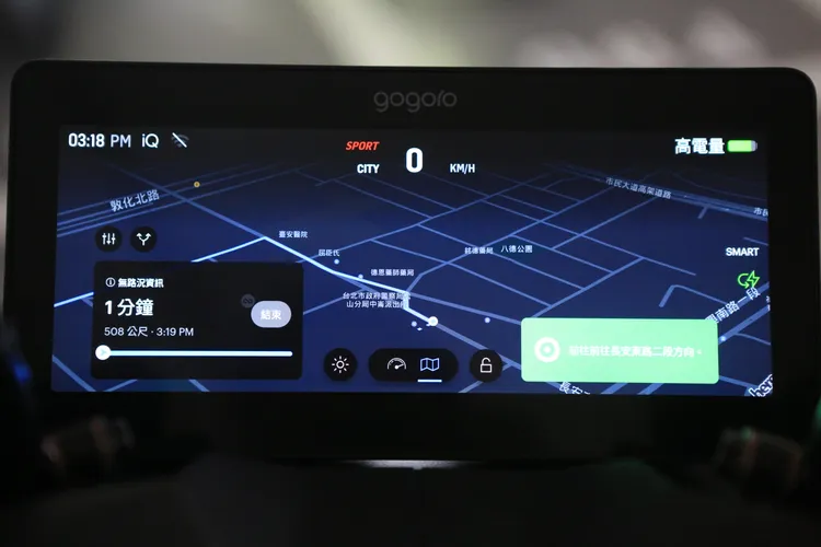 10.25 吋數位儀表就像是車用系統一般，Turn by Turn 導航透過手機熱點實現即時連網，整合實時騎乘數據及即時路況地圖導航，並提供鄰近的 GoStation 電池交換站位置。林浩昇攝