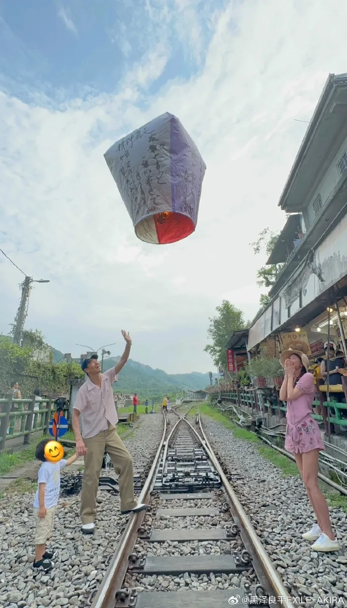 林志玲一家人看著天燈緩緩上升。翻攝AKIRA微博