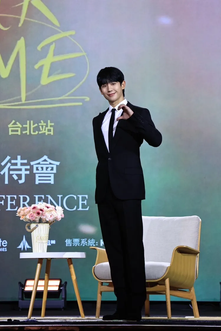 丁海寅對著鏡頭比出愛心。特勤中心攝